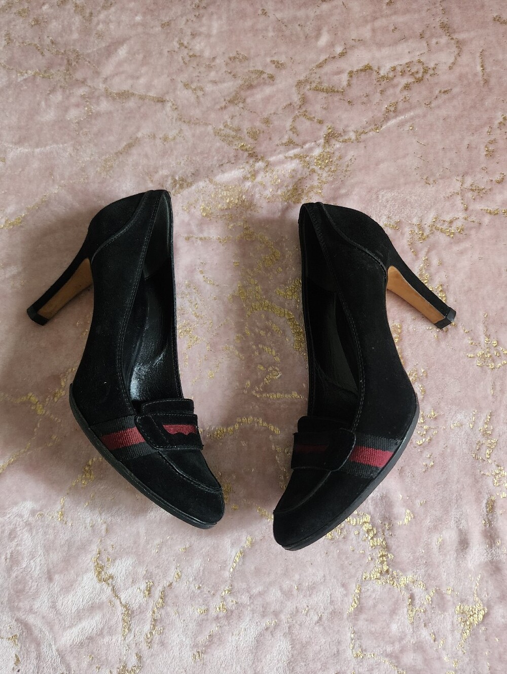 GUCCI | Black Accent Suede Pumps - Picture 6 of 16